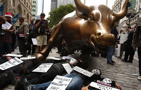 Wall Street Bull and protestors arguing against the Wall Street bailout